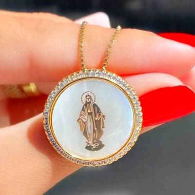 Colar com Pingente de Nossa Senhora Sobre Madrepérola e Cravejado Zircônias nas laterais -  