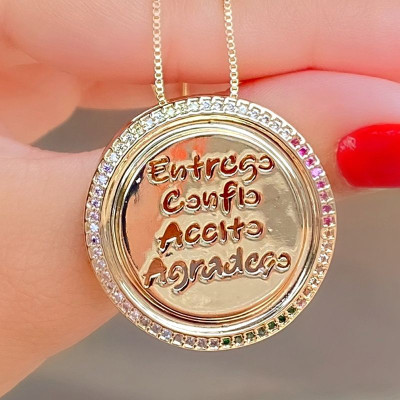 Colar Inspiração com Pingente de Mandala Entrego, Confio ,Aceito, Agradeço e Borda Cravejada em Zircônias -  