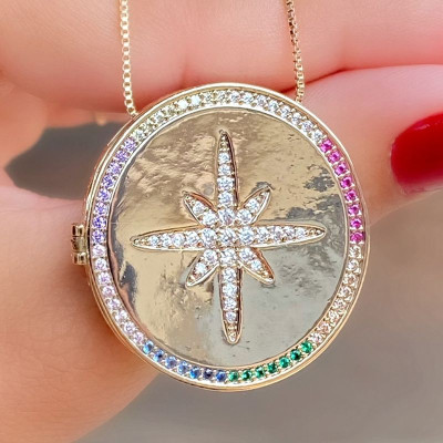 Colar com Pingente de Relicário em Mandala com Zircônias Colors na borda Estrela do Norte Cravejado em Zircônias no Centro -  