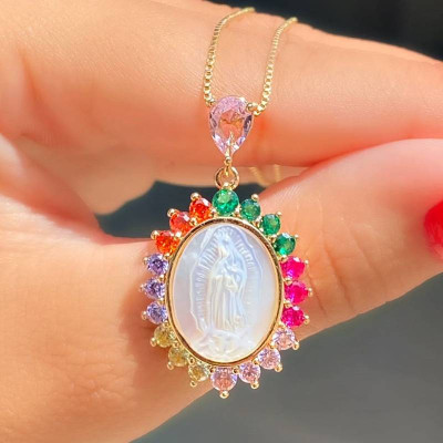 Colar com Pingente de Nossa Senhora em Madrepérola e Cravejado em Zircônias nas Bordas -  