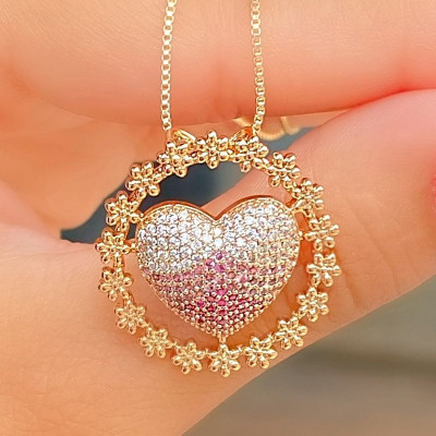 Colar Modelo Mandala com Pingente de Coração Cravejado em Zircônias no Centro -  