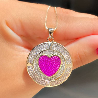 Colar com Pingente em Formato de Mandala Cravejado em Micro Zircônias Cristais e com Detalhe em Coração Cravejado em Micro Zircônias Pink no Meio -  