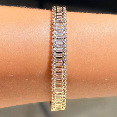 Bracelete Inspiração Cravejado em Micro Zircônias nas Bordas e Mini Navetes no Centro -  